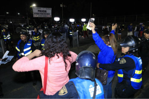 Policías revisan a los aficionados antes de entrar al Azteca
