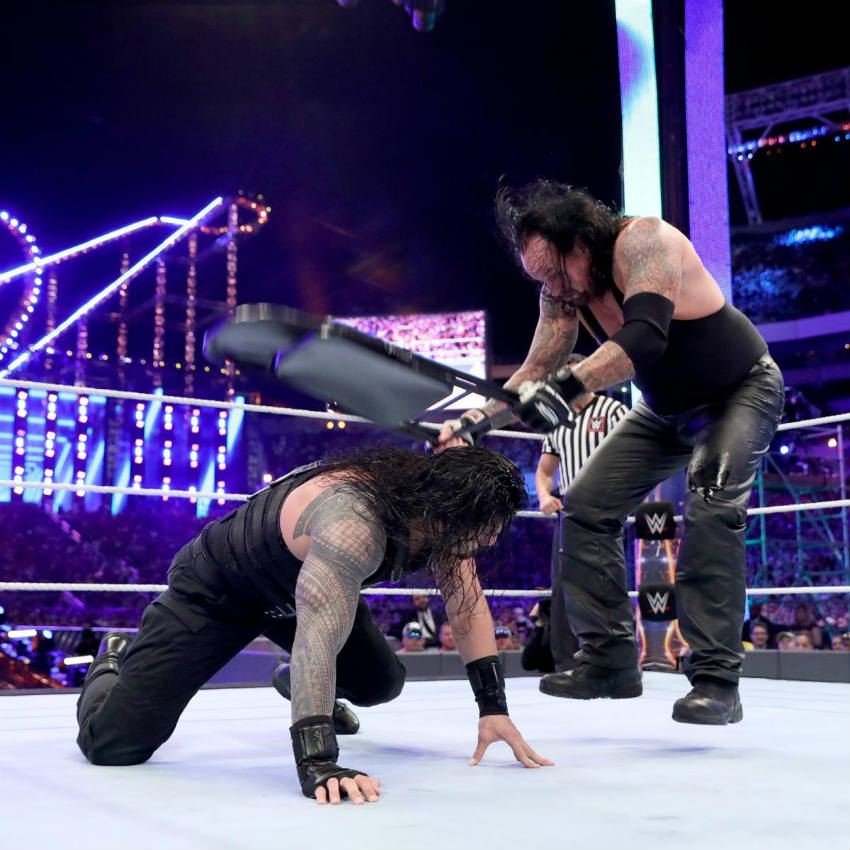 Roman Reigns sufre de un silletazo por parte de Undertaker 