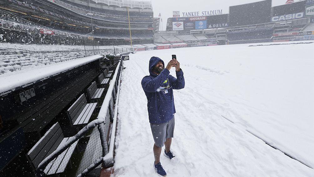 Rayford Allen toma fotografías de la nevada con su celular