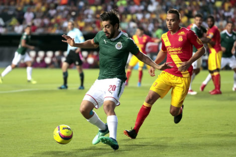 Pizarro y Rodríguez durante el partido en Morelia 