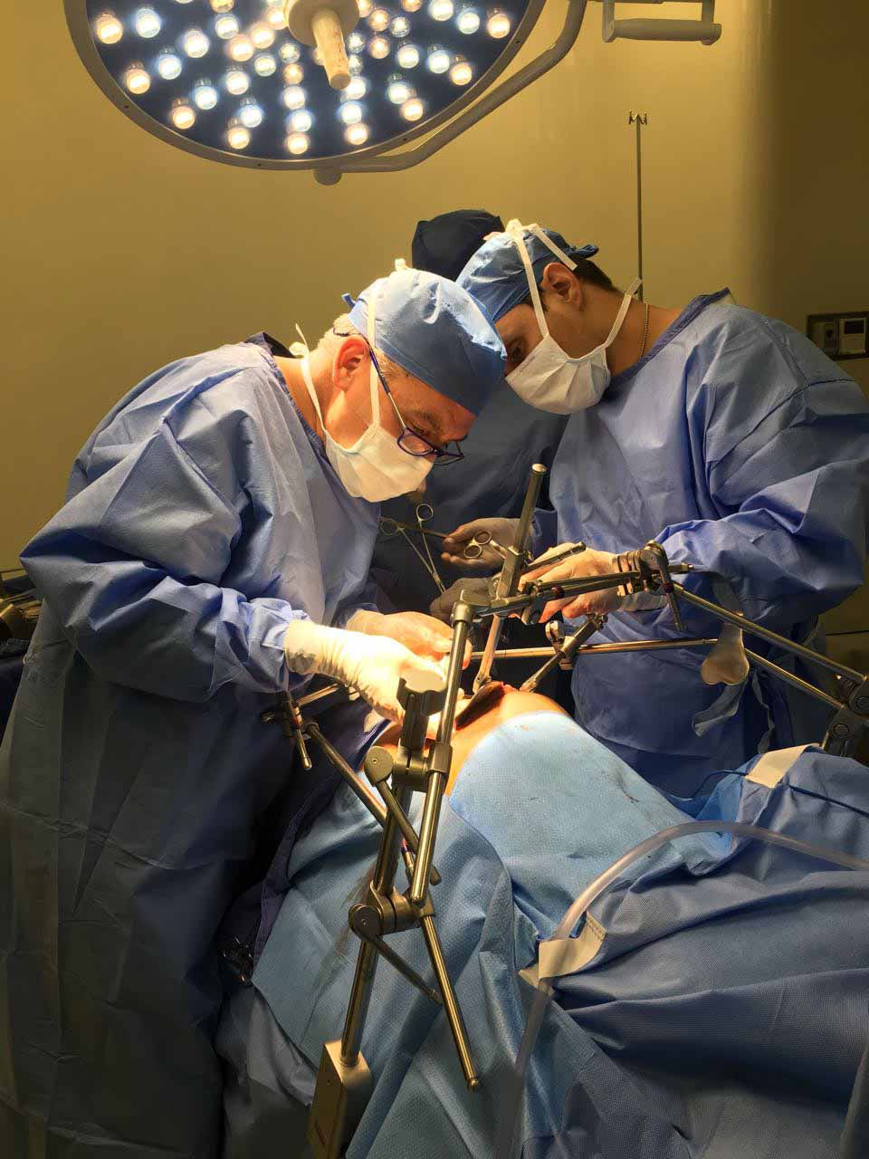 Médicos, durante la intervención quirúrgica en el CEMA