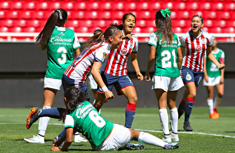 Chivas femenil festeja gol contra León