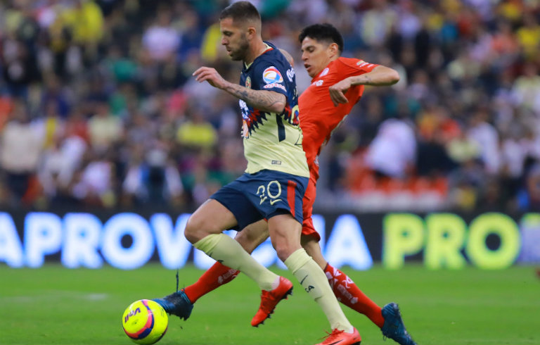 Ménez conduce el balón en el juego contra Toluca previo a su lesión