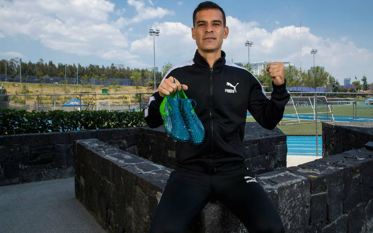 Rafa Márquez muestra el nuevo calzado PUMA