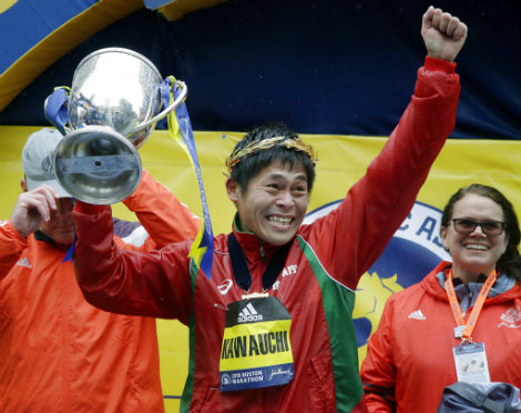 Yuki Kawauchi levanta el trofeo