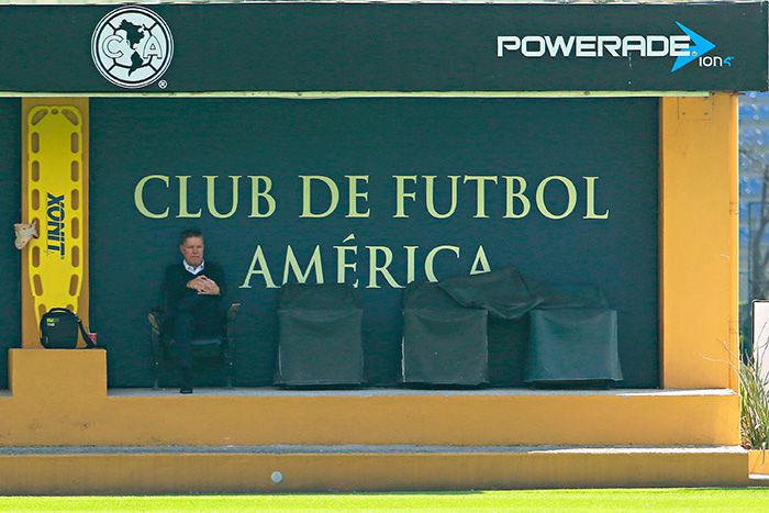 Ricardo Peláez observa un entrenamiento del América