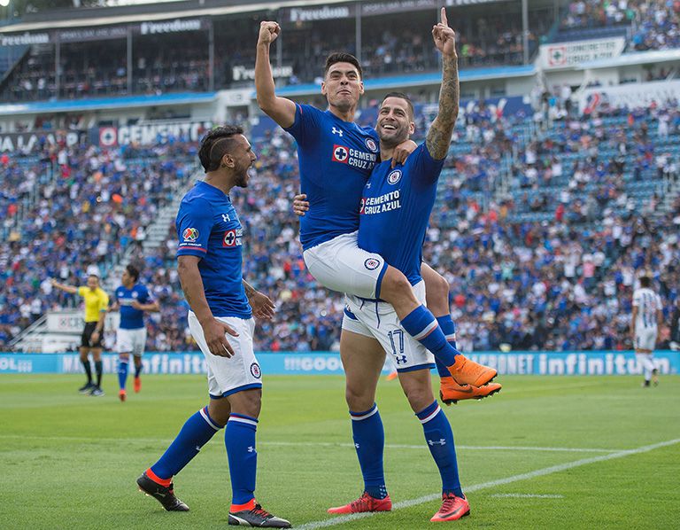 Felipe Mora celebra un gol con La Máquina en el C2018