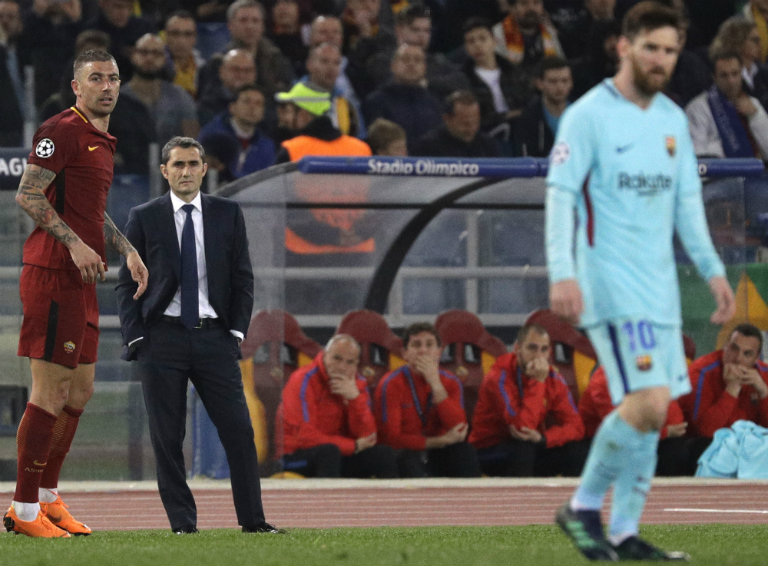 Ernesto Valverde observa el juego entre Barcelona y Roma
