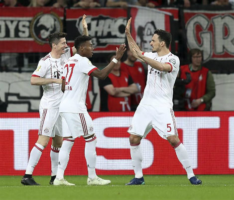 Lewandowski celebra con sus compañeros un gol