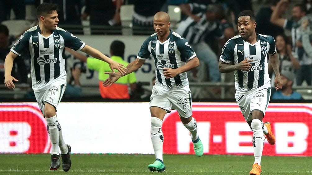 Monterrey celebra un gol en la eliminatoria contra Xolos