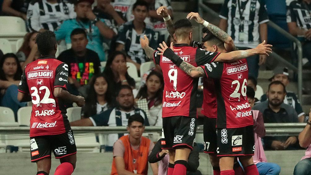 Futbolistas de Tijuana festejan un gol en el Estadio BBVA