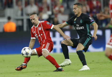 Ribery y Vázquez durante partido de Champions