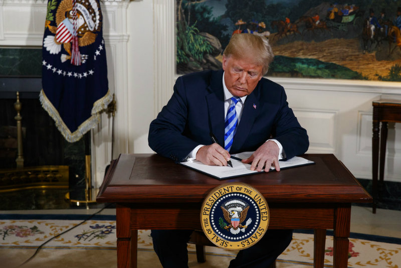 Trump firmando el final del acuerdo con Teherán