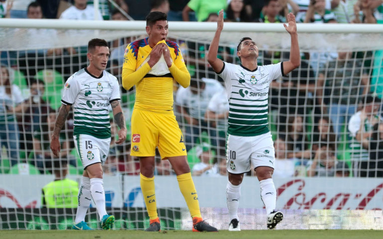 Santos festeja gol contra América en el TSM Corona