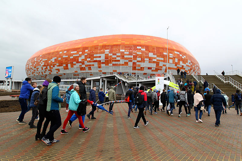 Aficionados caminan por las afueras del estadio de Saransk
