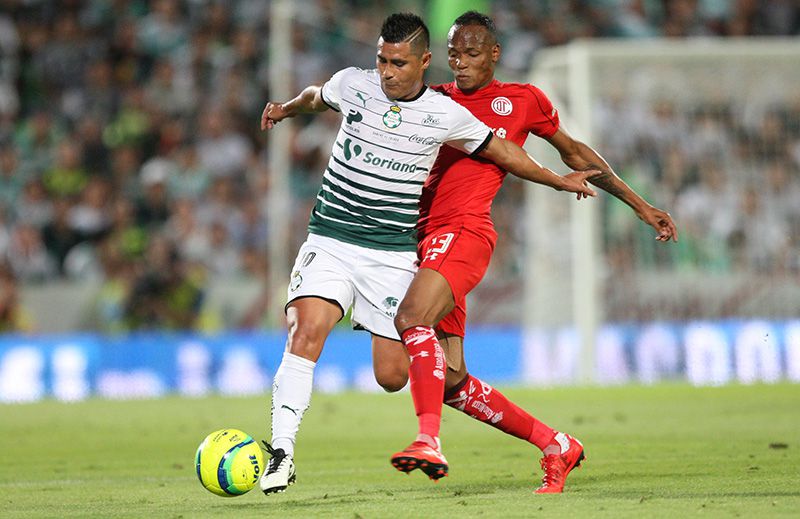 Osvaldo Martínez y Quiñones pelean por el balón