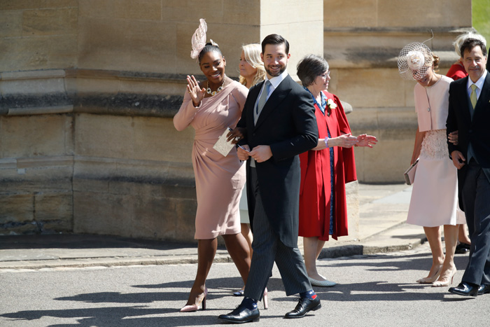 Serena y su esposo Alexis saludan previo al matrimonio real