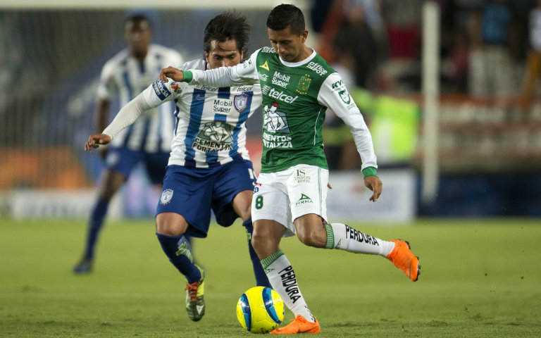 Elías Hernández conduce el balón en el duelo contra Pachuca