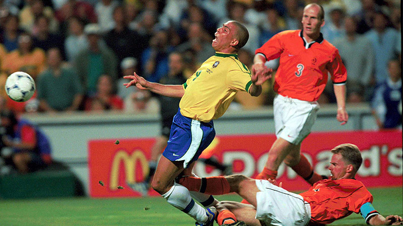El 'Fenómeno' recibe una falta durante el Mundial de Francia 98