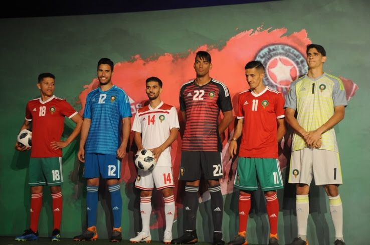 Jugadores marroquíes modelan los uniformes para la Copa del Mundo