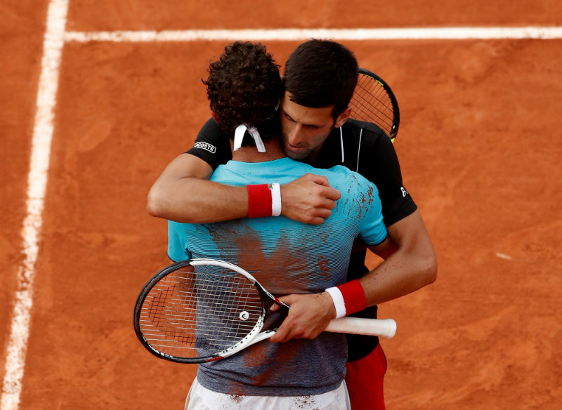 Djokovic y Cecchinato en fraternal abrazo al término del partido