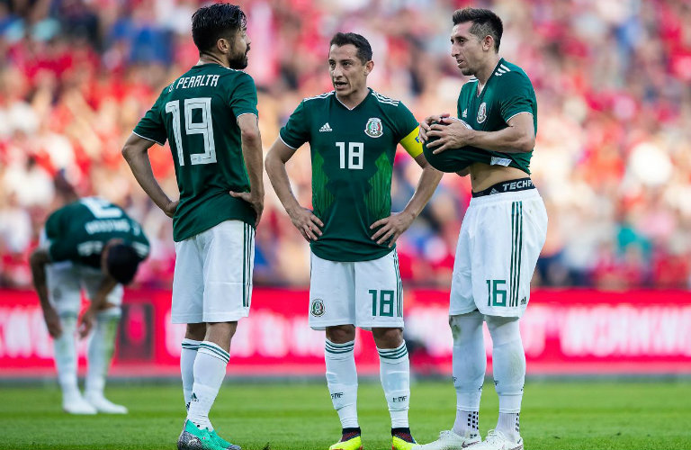Peralta, Guardado y Herrera discuten el juego vs Dinamarca