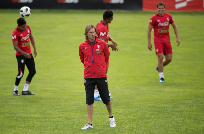 El técnico de Perú, durante una práctica de su equipo