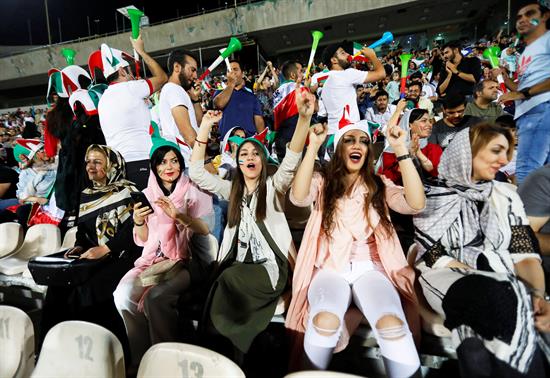 Mujeres iraníes disfrutan del juego de su selección en Rusia 2018