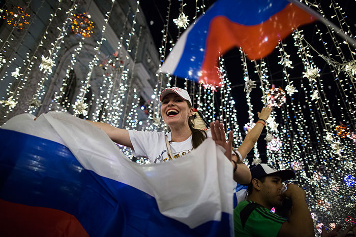 Aficionada rusa celebra el pase a Octavos de Final