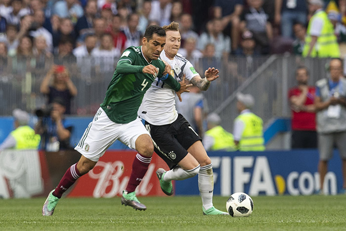 Márquez intenta arrebatar el balón en el duelo contra Alemania