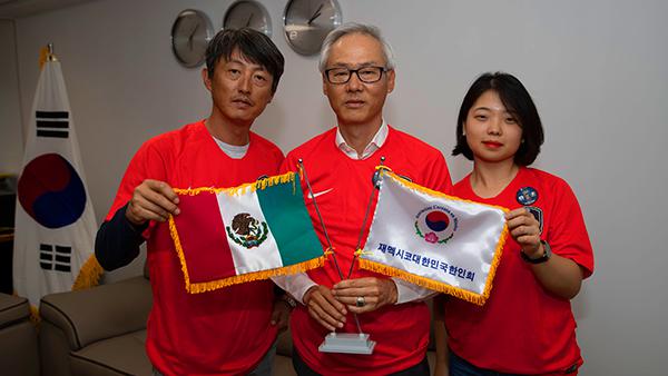 Los coreanos muestran sus banderas previo al partido 