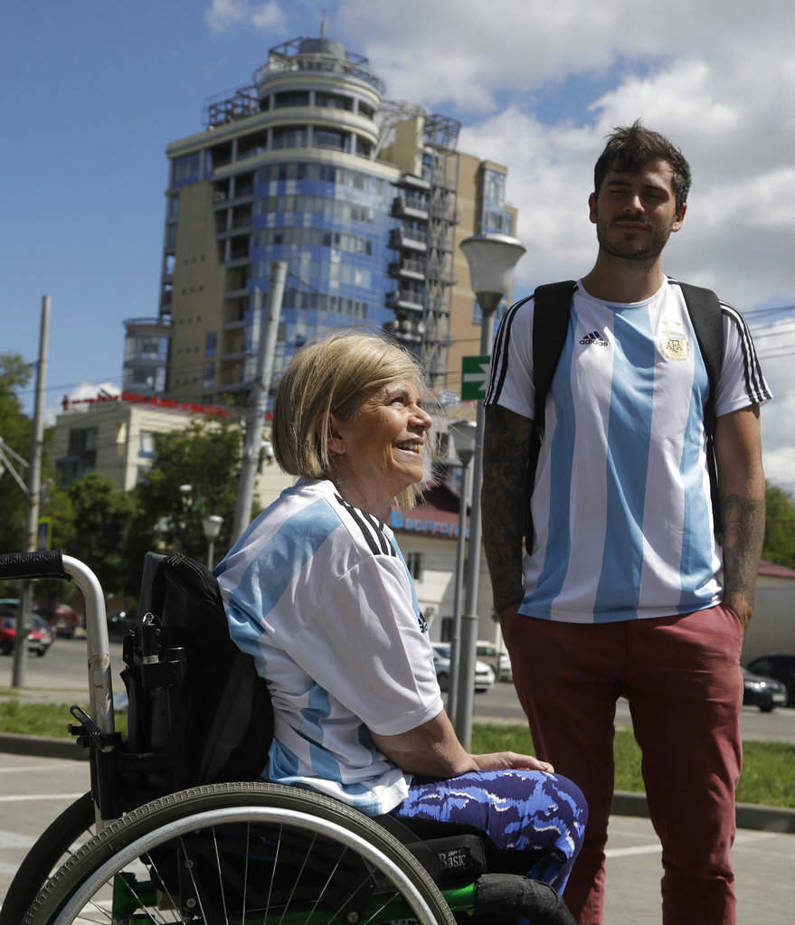 Nora y Emil recorren miles de kilómetros para seguir el camino de Messi 