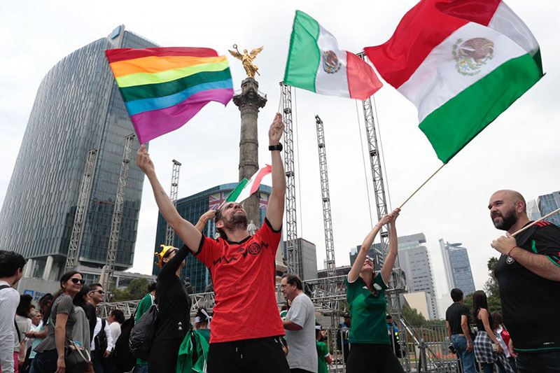 Aficionado del Tri ondea la bandera de México y la del orgullo LGBT 