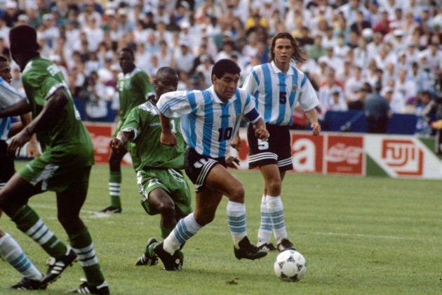 Maradona desborda contra Nigeria en el Mundial de 1994