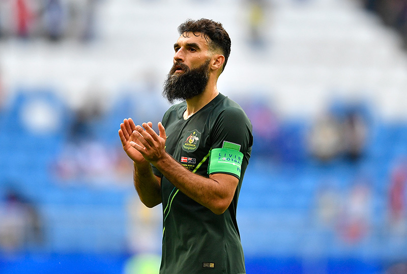 Jedinak aplaude tras un partido de Australia en Rusia 2018
