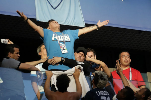 Maradona festeja el gol de Messi