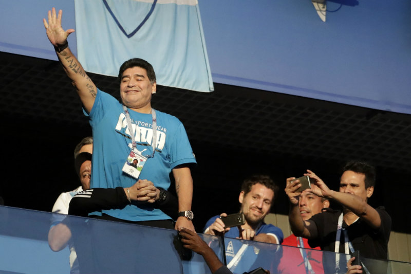 Maradona saluda a la afición albiceleste