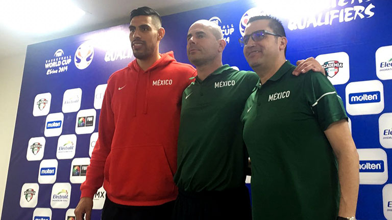 Ayón, en conferencia de prensa junto a Iván Déniz, entrenador de la Selección Mexicana de Basquetbol