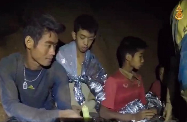 Captura de video cedida por Thai Royal Navy muestra a miembros del equipo de futbol en una sección de la cueva Tham Luang