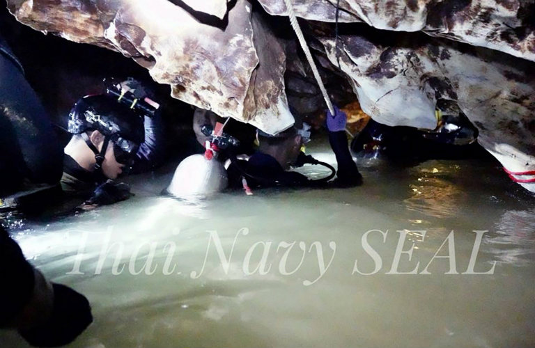 Fotografía cedida por la Marina de Tailandia que muestra labores de rescate