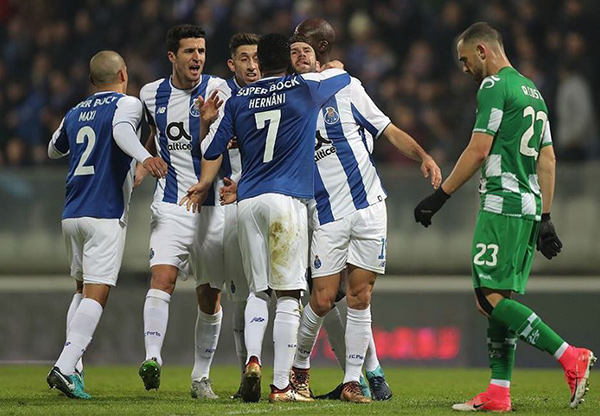 Layún es abrazado por sus compañeros en un juego del Porto
