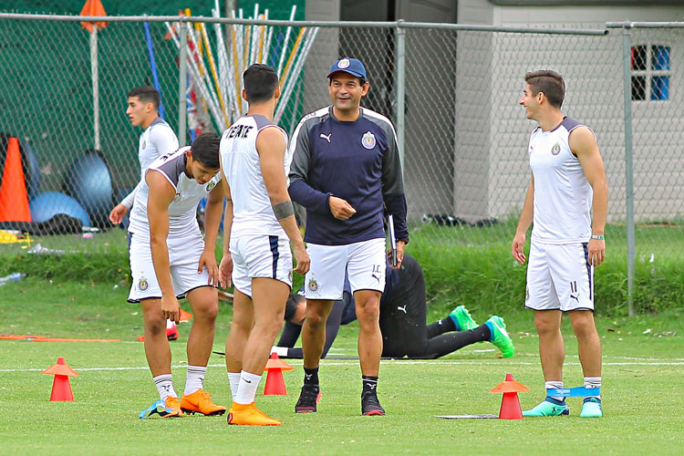 Cardozo dirige un entrenamiento de Chivas 