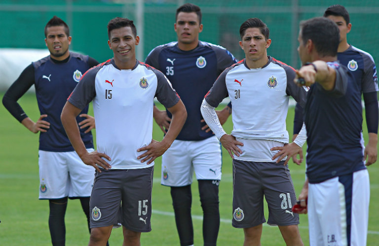 Ángel Sepúlveda recibe indicaciones en el entrenamiento con Chivas