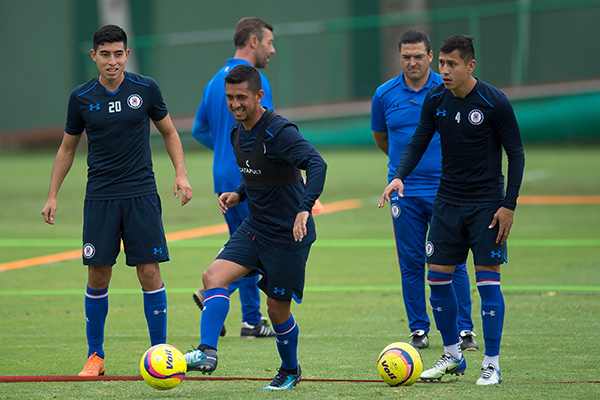 Elías Hernández conduce el balón en entrenamiento