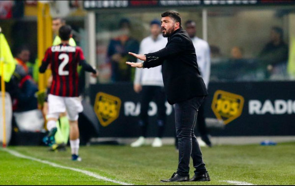 Genaro Gattuso da ordenes en un juego del Milan