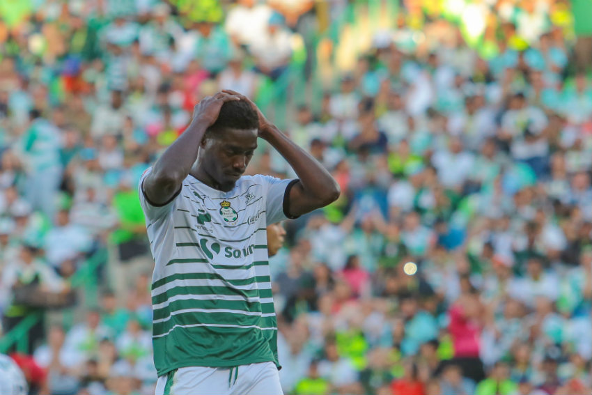 Tavares se lamenta tras fallar gol en el futbol mexicano 