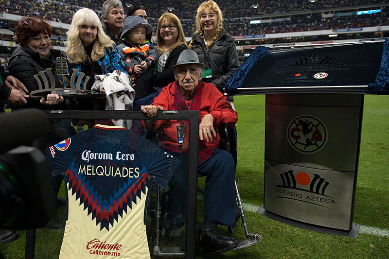 Don Melquiades posa junto a su familia en el Estadio Azteca