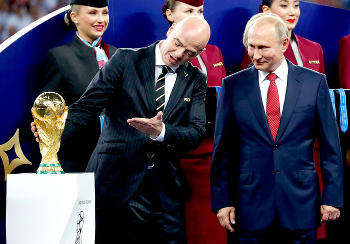 Infantino y Putin, previo a la entrega de la Copa del Mundo 