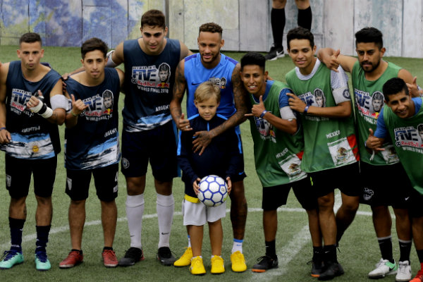 Neymar posa con los finalistas del 'Neymar Jr's Five'