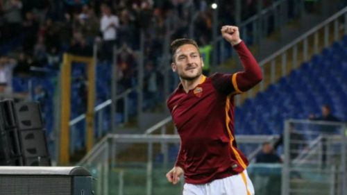 Totti festeja un gol durante su etapa con la Roma